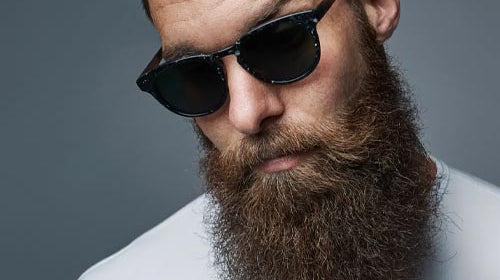 La routine d’entretien d’une barbe longue.