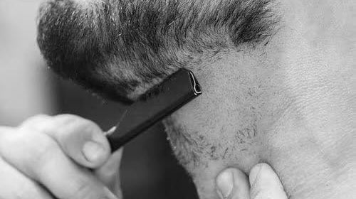 Se raser avec une shavette.