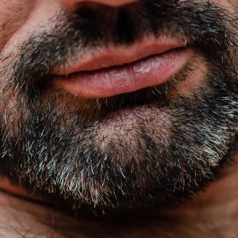 Poils blancs dans la barbe : comment s'en débarrasser.