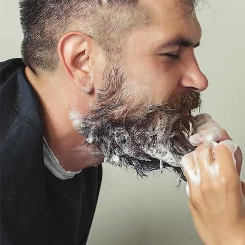 Pourquoi se laver la barbe avec un shampoing pour barbe ?